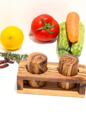 Des salière pour sel et poivre en bois d’Olivier